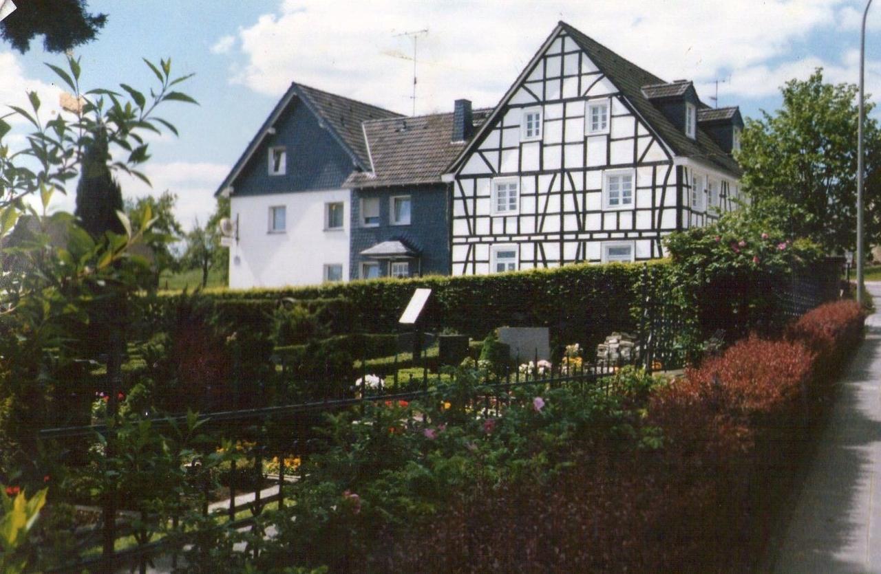 Monteurhotel Garni Alter Olper Hof Линдлар Екстериор снимка